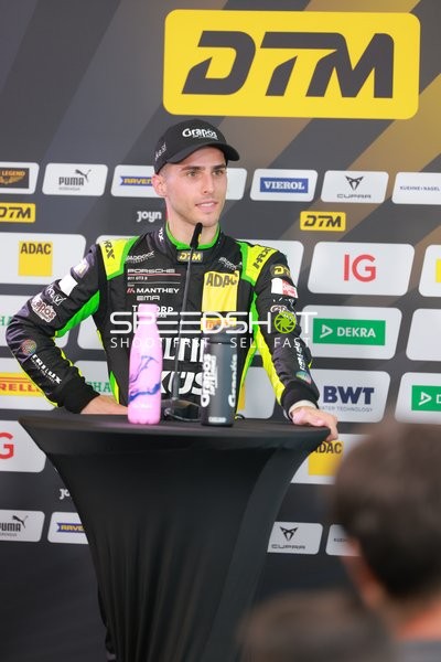 DTM Fahrer bei Pressekonferenz