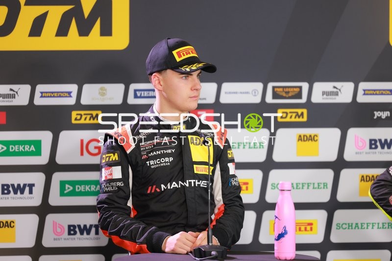 DTM Fahrer bei Pressekonferenz