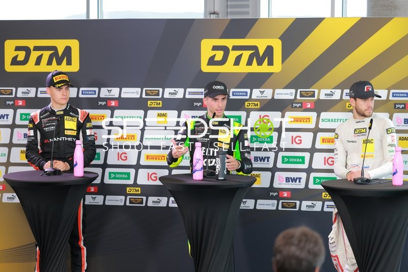 DTM Fahrer bei Pressekonferenz