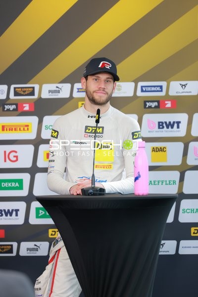 DTM Fahrer bei Pressekonferenz