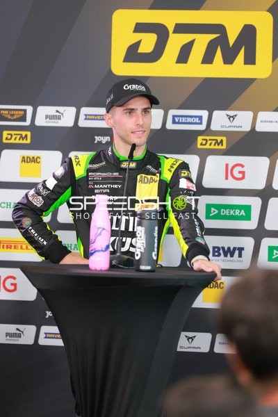 DTM Fahrer bei Pressekonferenz