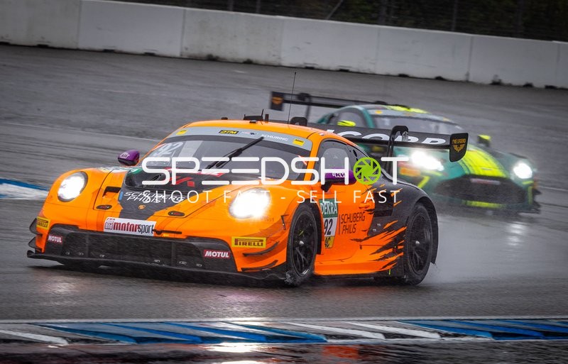 DTM Rennwagen auf der Strecke