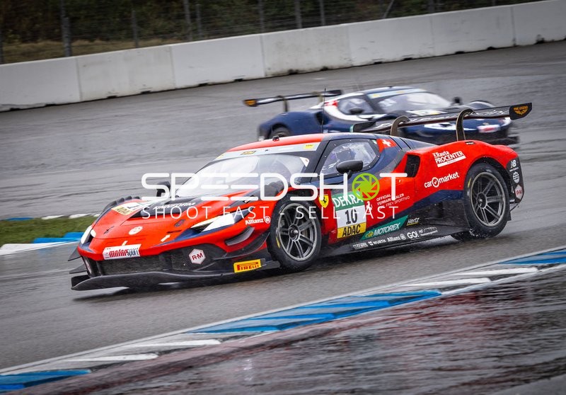 Rennwagen in Kurvenfahrt