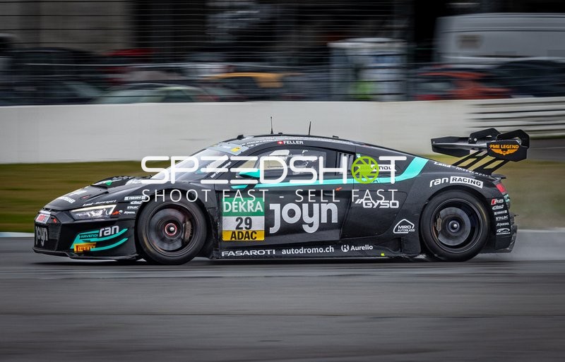 Rennfahrzeug auf der Rennstrecke