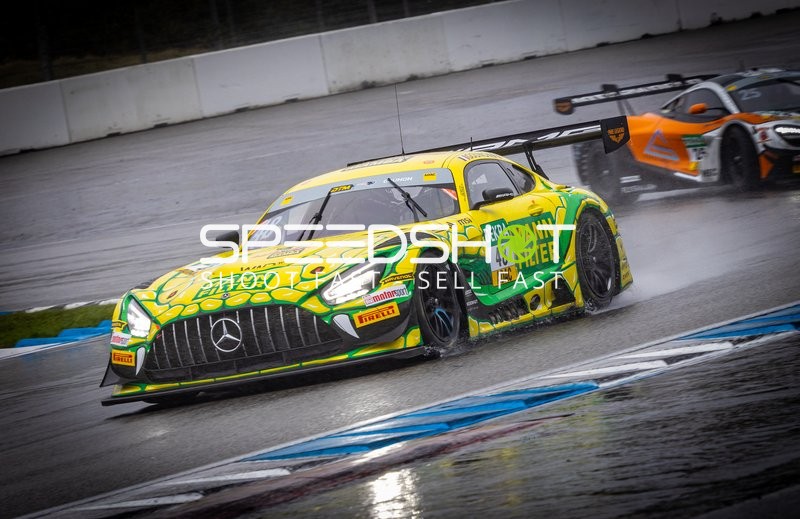 DTM Fahrzeuge in Kurve bei Regen