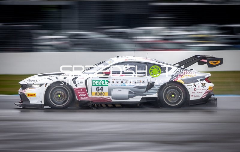 Rennfahrzeug auf der Rennstrecke