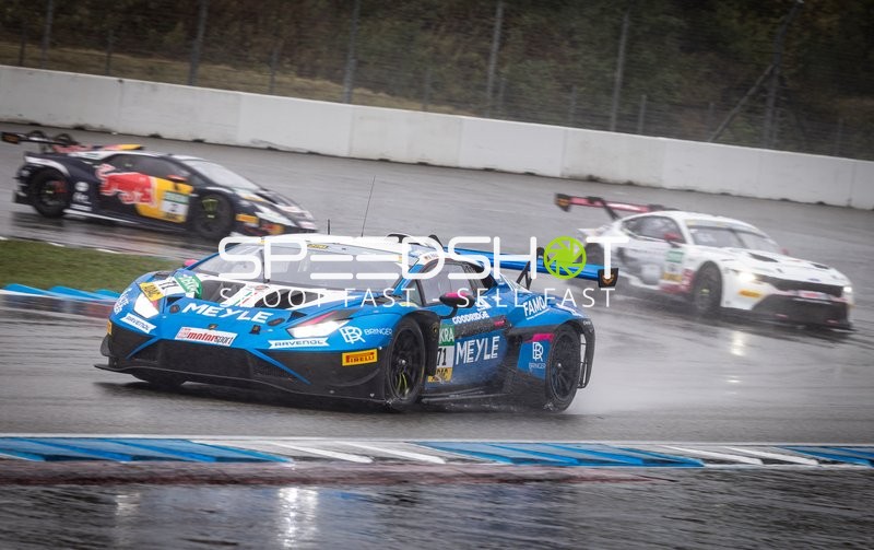 Rennfahrzeuge in Kurve