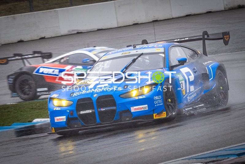 DTM Rennwagen auf der Strecke