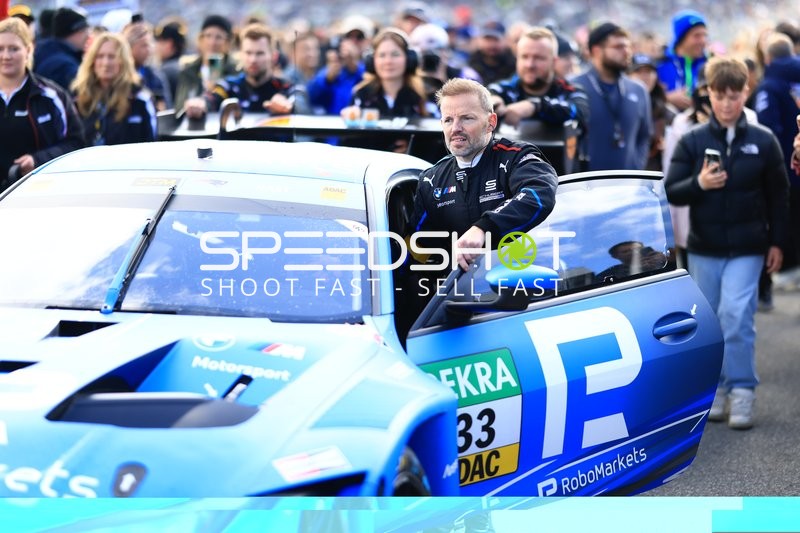 Fahrer steigt aus Rennwagen