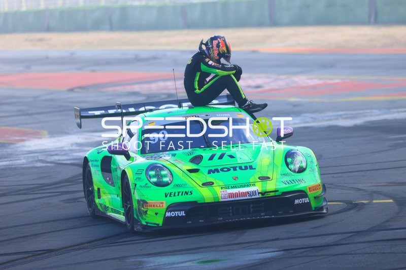 Fahrer auf Fahrzeug beim Rennen