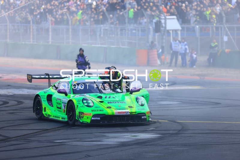 Fahrer steigt aus Rennwagen