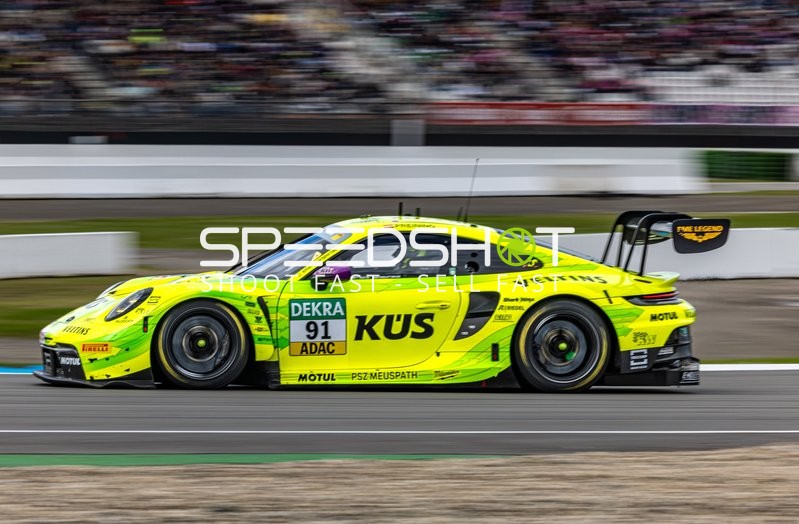 Schneller Rennwagen auf der Strecke