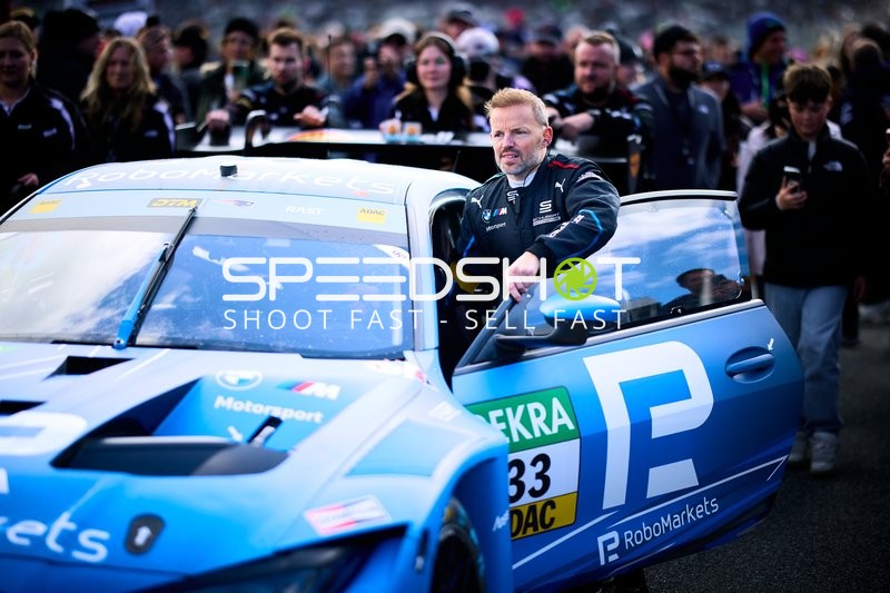 Fahrer steigt aus Rennwagen