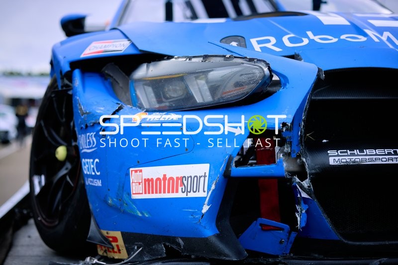 Beschädigtes Fahrzeug in der Boxengasse