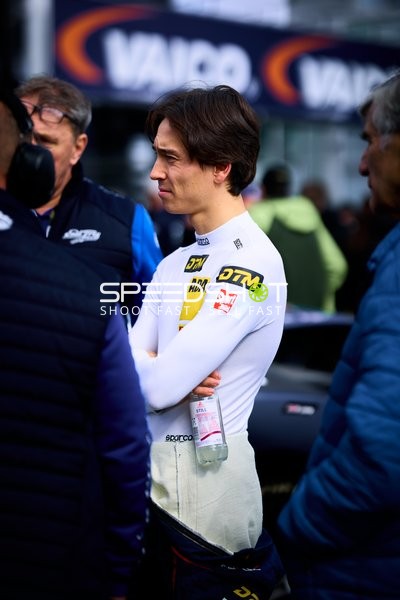 Fahrer DTM 2025 (14): Jack Aitken im Fahrerlager