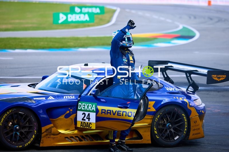 Fahrer steigt aus Rennwagen