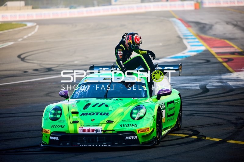 Fahrer steigt aus Rennwagen