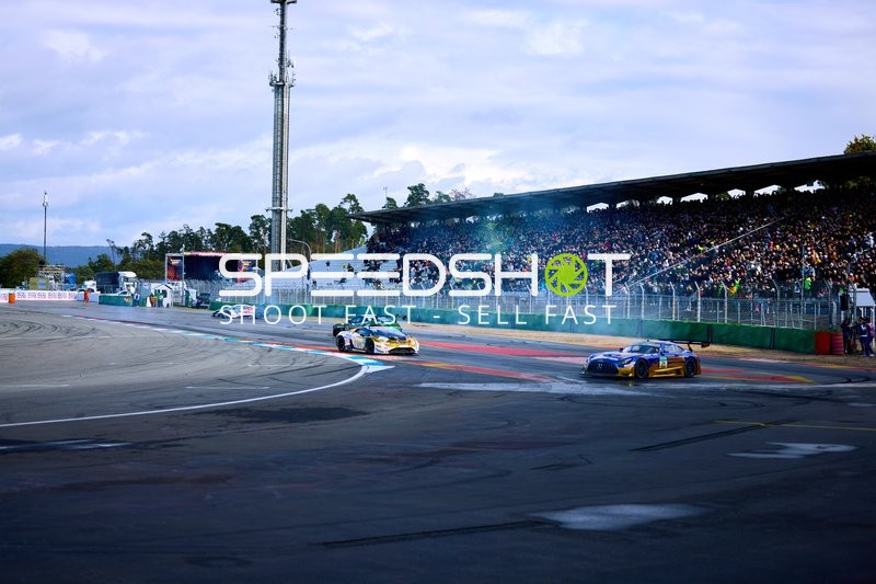 Drei Fahrzeuge in Kurve am Hockenheimring