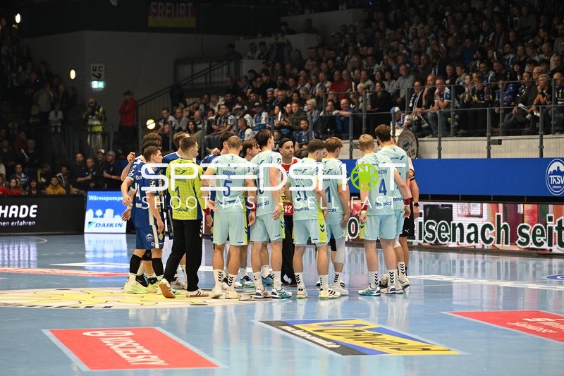 Silvio Heinevetter (12; ThSV Eisenach) und Spieler beider Teams in der Mitte