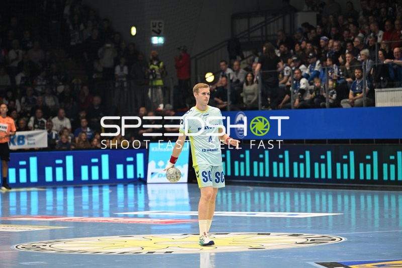 Ellidi Vidarsson (4; VfL Gummersbach) mit Ball in der Mitte