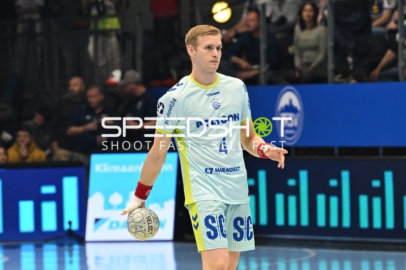 Ellidi Vidarsson (4; VfL Gummersbach) mit Ball