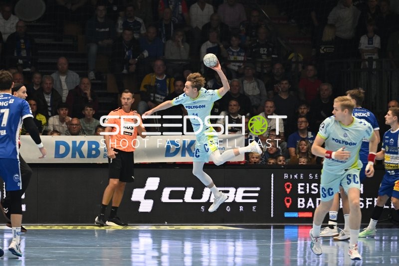 Gian Attenhofer (11; ThSV Eisenach) springt zum Wurf