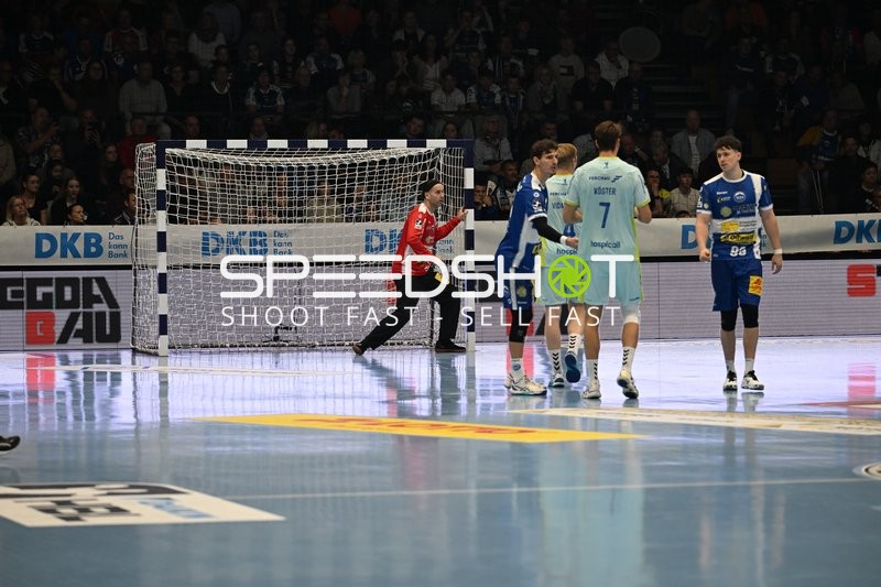 Torwart Silvio Heinevetter (12; ThSV Eisenach) und Spieler im Duell