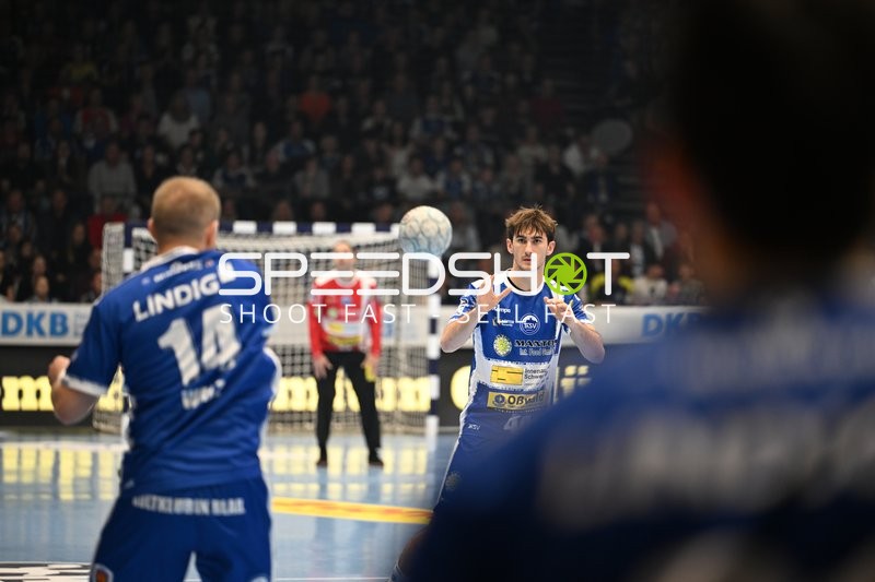 Stephan Seitz (44; ThSV Eisenach) passt den Ball