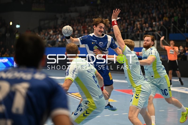 Felix Aellen (22; ThSV Eisenach) im Wurf gegen Tom Kiesler (30; VfL Gummersbach)