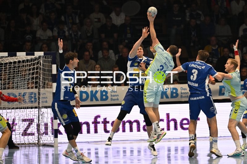 Philipp Meyer (27; ThSV Eisenach) verteidigt gegen 31; VfL Gummersbach