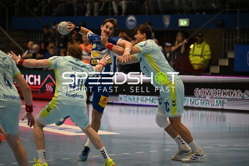 Felix Aellen (22; ThSV Eisenach) wirft gegen Julian Koester (7; VfL Gummersbach)