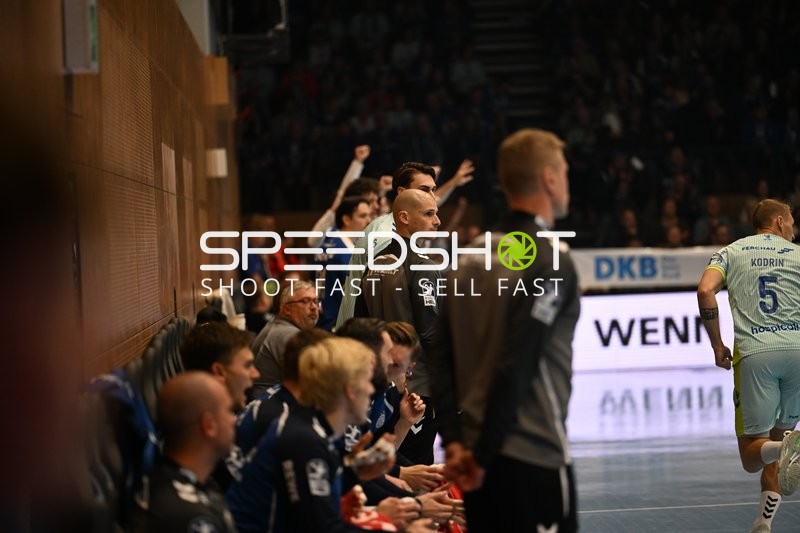 Spieler auf der Bank und in Aktion