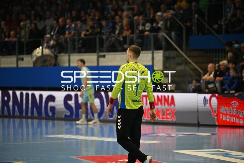 Dominik Kuzmanovic (1; VfL Gummersbach) (Torwart) auf dem Spielfeld