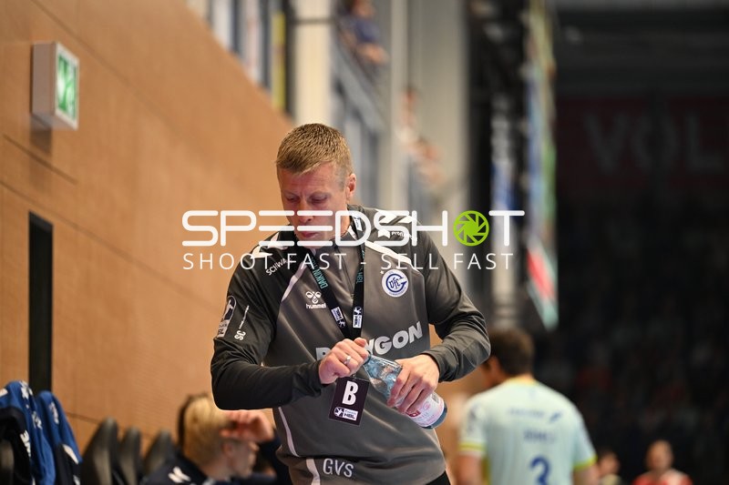 Trainer Gudjon Sigurdsson (900; VfL Gummersbach) am Spielfeldrand