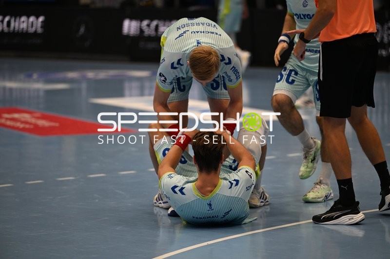 Spieler von ThSV Eisenach helfen Teamkollegen