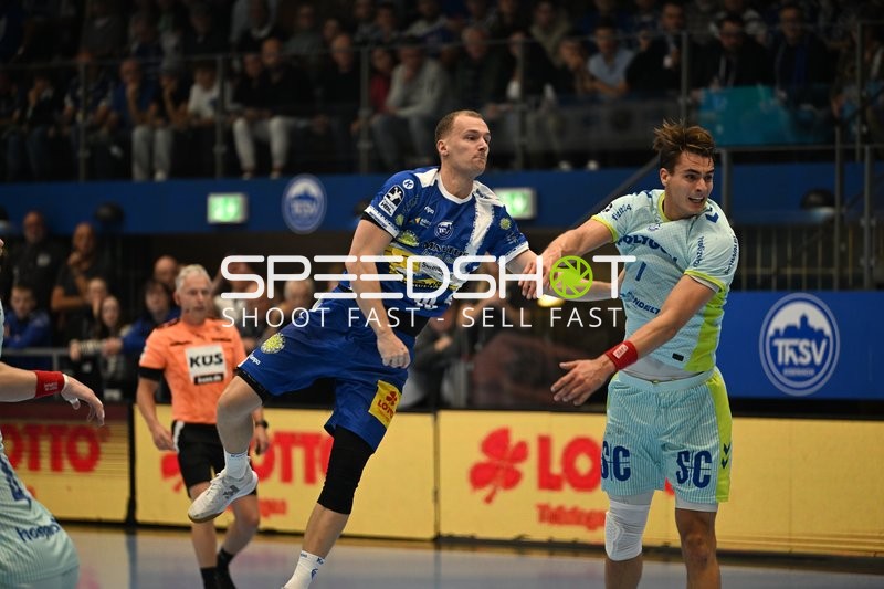 Fynn Hangstein (10; ThSV Eisenach) und Julian Koester (7; VfL Gummersbach) im Zweikampf