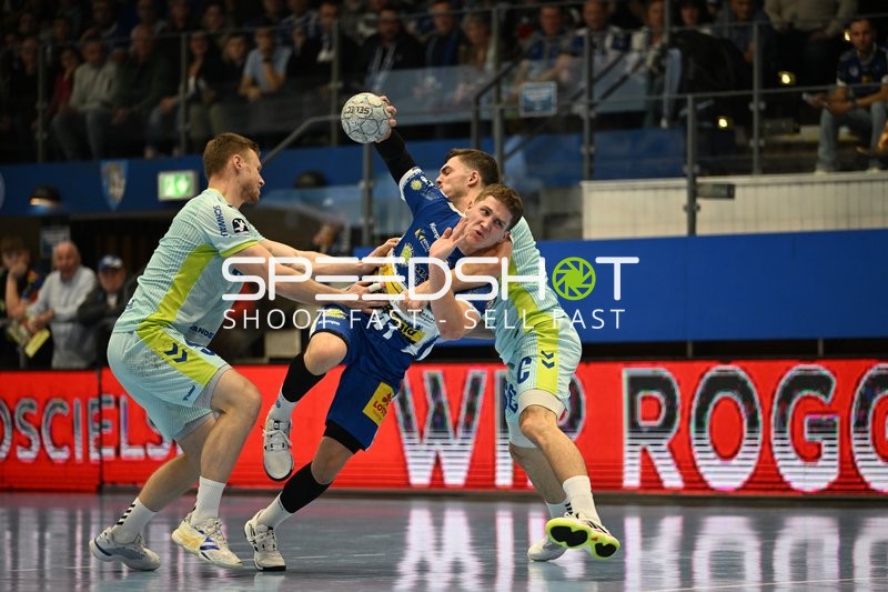 Vukasin Antonijevic (41; ThSV Eisenach) gegen zwei VfL Gummersbach-Spieler