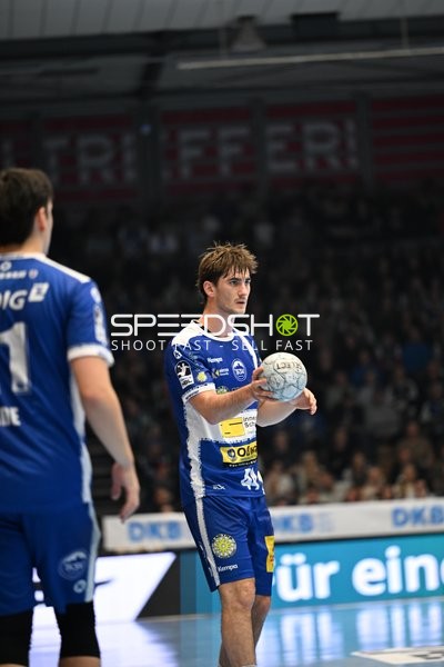 Stephan Seitz (44; ThSV Eisenach) bereitet Wurf vor