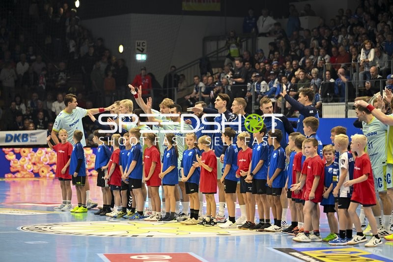 Mannschaftsaufstellung mit Kristjan Horzen (27; VfL Gummersbach) und Tilen Kodrin (5; VfL Gummersbach)