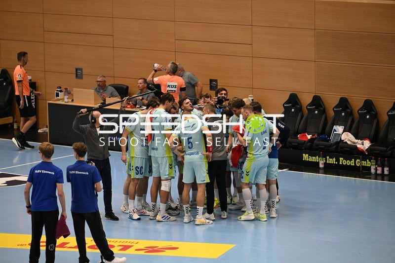 Timeout mit Milos Vujovic (6; VfL Gummersbach) und Stepan Zeman (66; VfL Gummersbach)