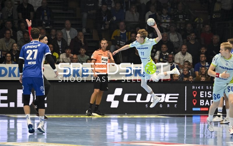 Mathis Haeseler (11; VfL Gummersbach) mit Sprungwurf gegen Silvio Heinevetter (12; ThSV Eisenach)