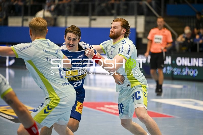 Felix Aellen (22; ThSV Eisenach) und Tom Kiesler (30; VfL Gummersbach) im Zweikampf