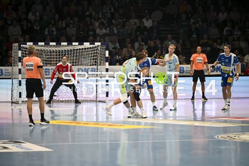 Oskar Joelsson (3; ThSV Eisenach) und Ellidi Vidarsson (4; VfL Gummersbach) kämpfen um den Ball