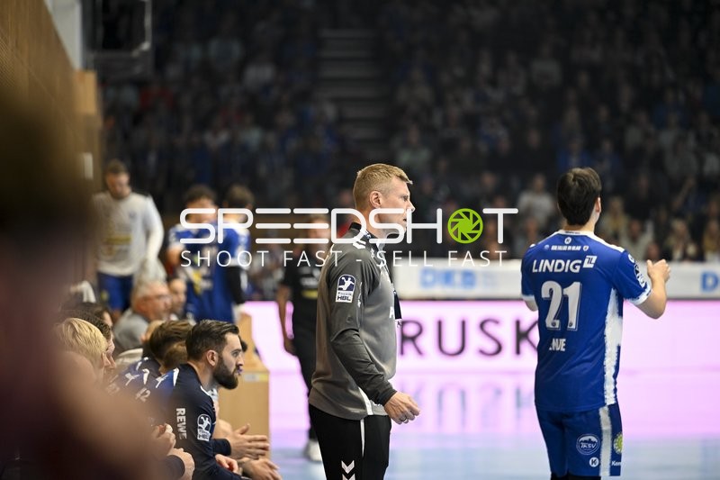 Trainer Gudjon Sigurdsson (900; VfL Gummersbach) gibt Anweisungen