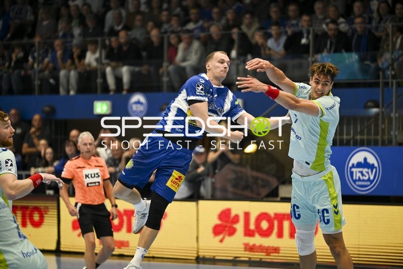 Fynn Hangstein (10; ThSV Eisenach) und Julian Koester (7; VfL Gummersbach) im Zweikampf