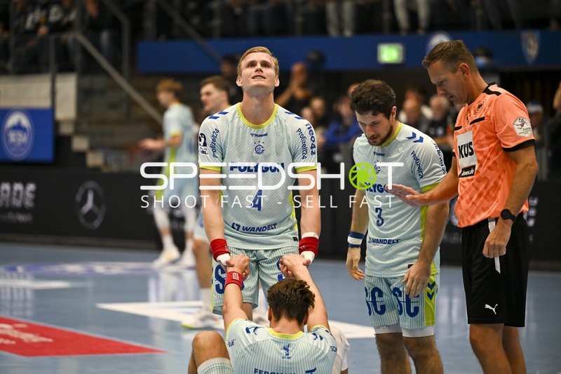 Ellidi Vidarsson (4; VfL Gummersbach) und 3; VfL Gummersbach im Gespräch