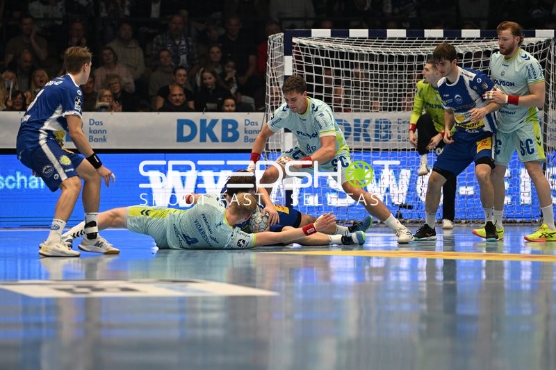 Stepan Zeman (66; VfL Gummersbach) und Tom Kiesler (30; VfL Gummersbach) kämpfen gegen Stephan Seitz (44; ThSV Eisenach)