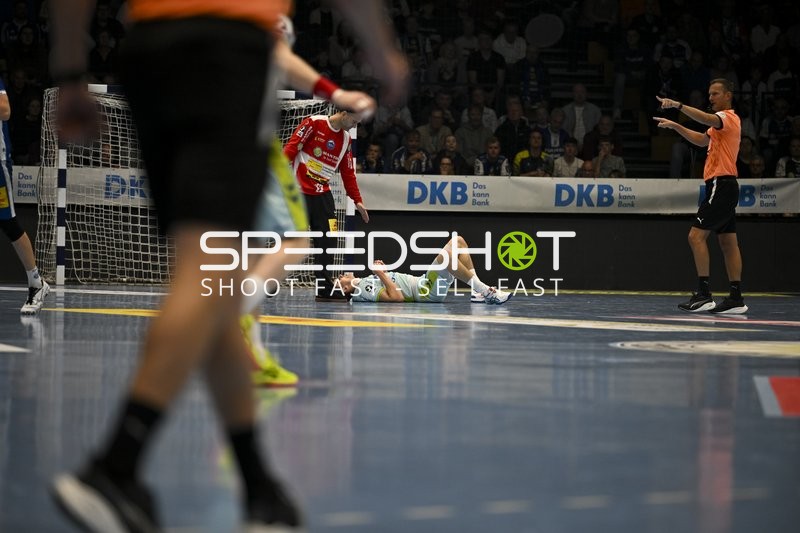 Schiedsrichter zeigt auf Verletzten