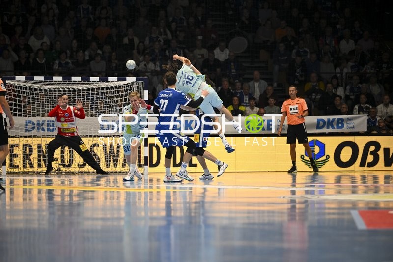 Wurfversuch vor dem Tor mit Silvio Heinevetter (12; ThSV Eisenach) und Miro Schluroff (15; VfL Gummersbach)
