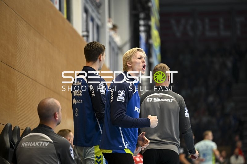 Torwart Bertram Obling (16; VfL Gummersbach) an der Seitenlinie